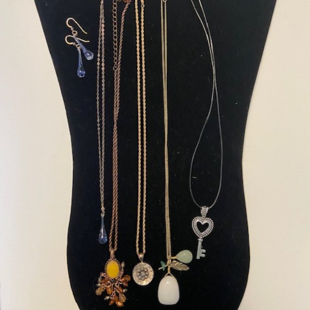 Fashion jewelry lot - 5 necklaces, 1 pair of earrings